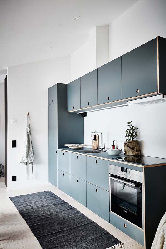 cozinha compacta com armários pretos