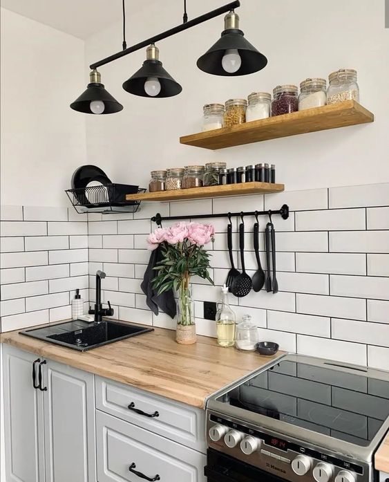 16 Ways to Squeeze a Little Extra Storage Out of a Small Kitchen   Armazenamento cozinha pequena, Cozinha de aluguer, Faça você mesmo cozinha