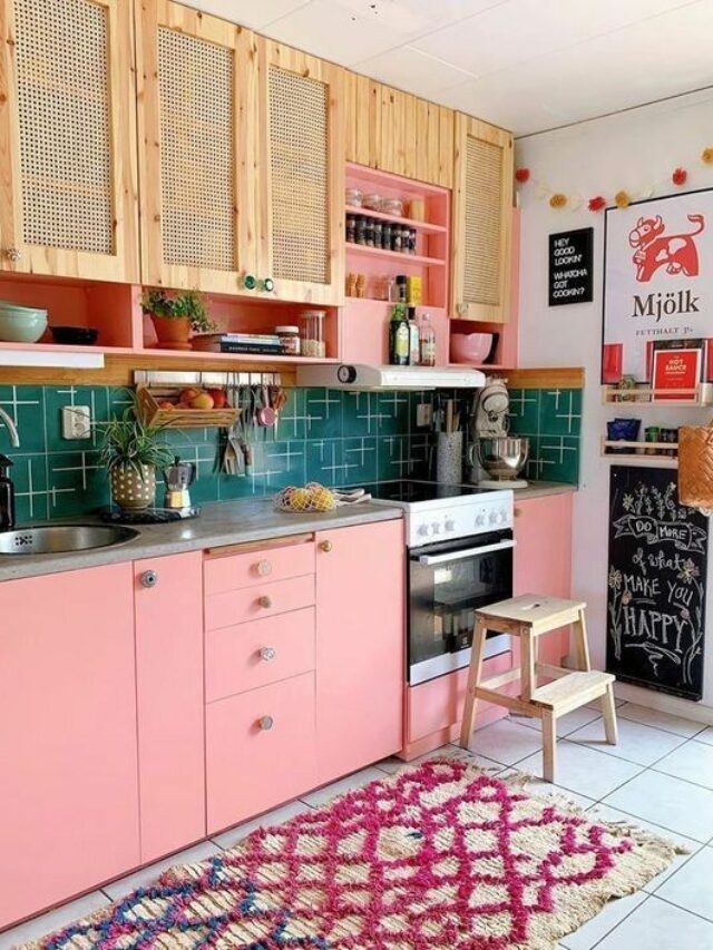 armários coloridos na cozinha