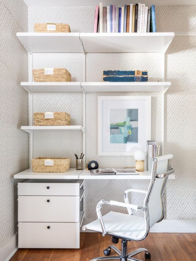 Home office feito com prateleiras