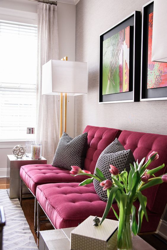 sala neutra decorada com sofá na cor magenta