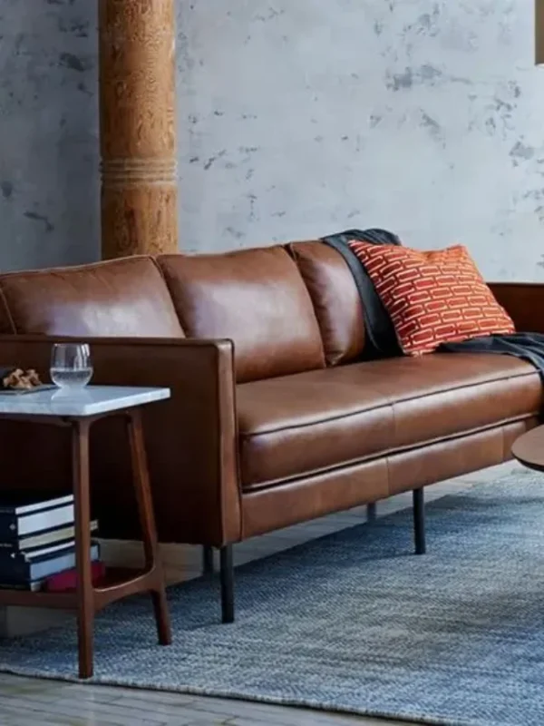 sofá de couro com pés palito