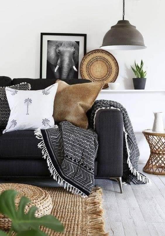 manta para sofá de lã cinza e sofá cinza