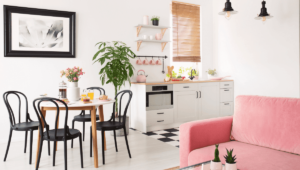 sala e cozinha integradas -pink-sofa-in-white-apartment-interior-