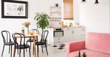 sala e cozinha integradas -pink-sofa-in-white-apartment-interior-