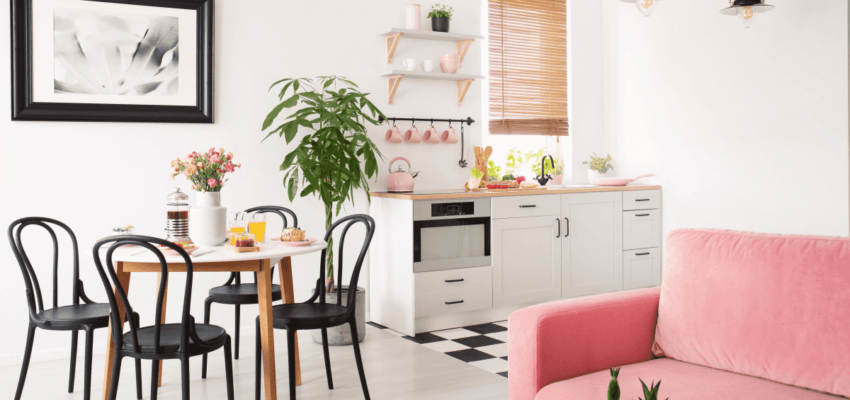 sala e cozinha integradas -pink-sofa-in-white-apartment-interior-