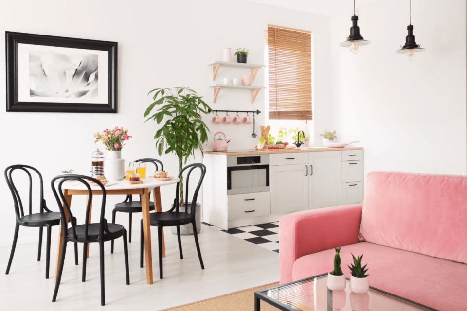 sala e cozinha integradas -pink-sofa-in-white-apartment-interior-