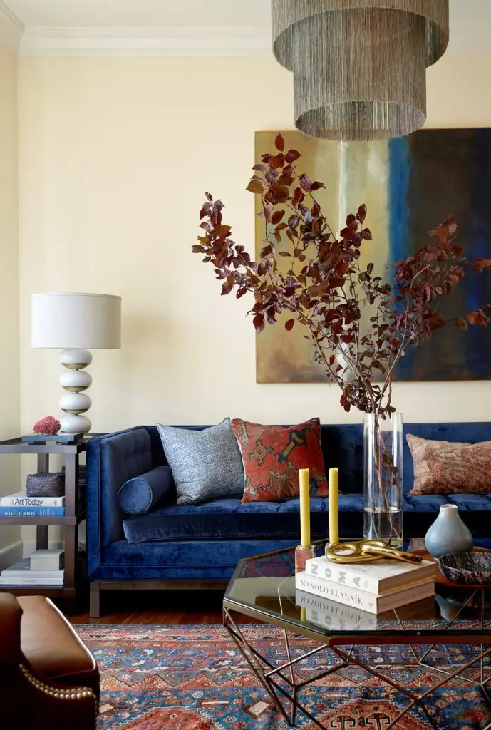 sofá azul com tapete persa