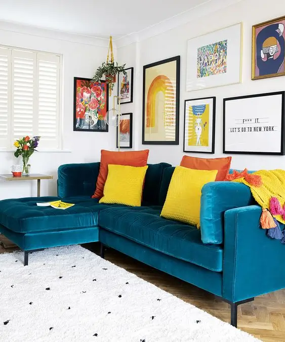 sofa-azul-almofadas-amarelas.