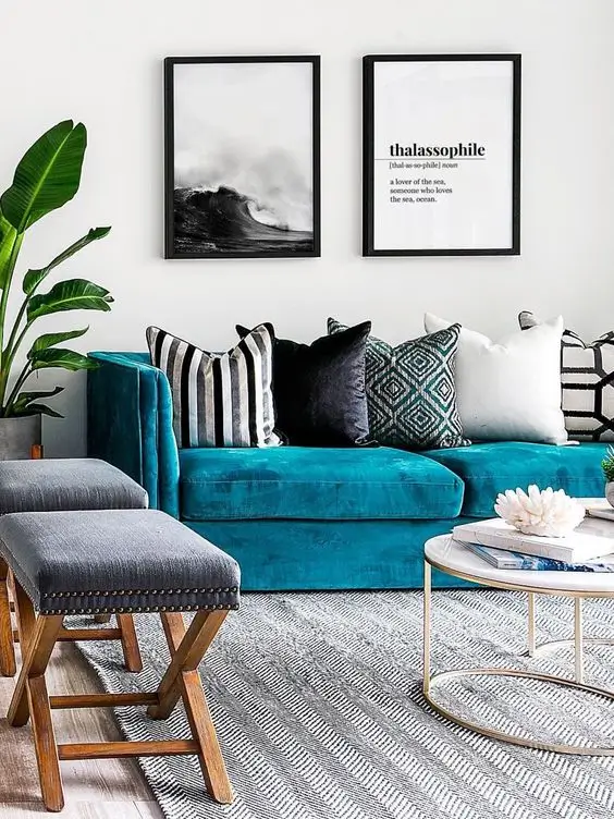 sofa-azul-almofadas-preto-e-branca