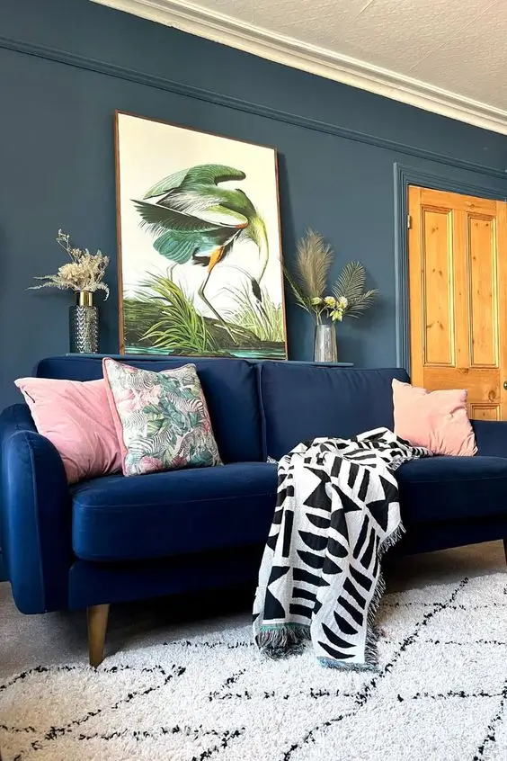 sala com sofá azul e parede azul petróleo