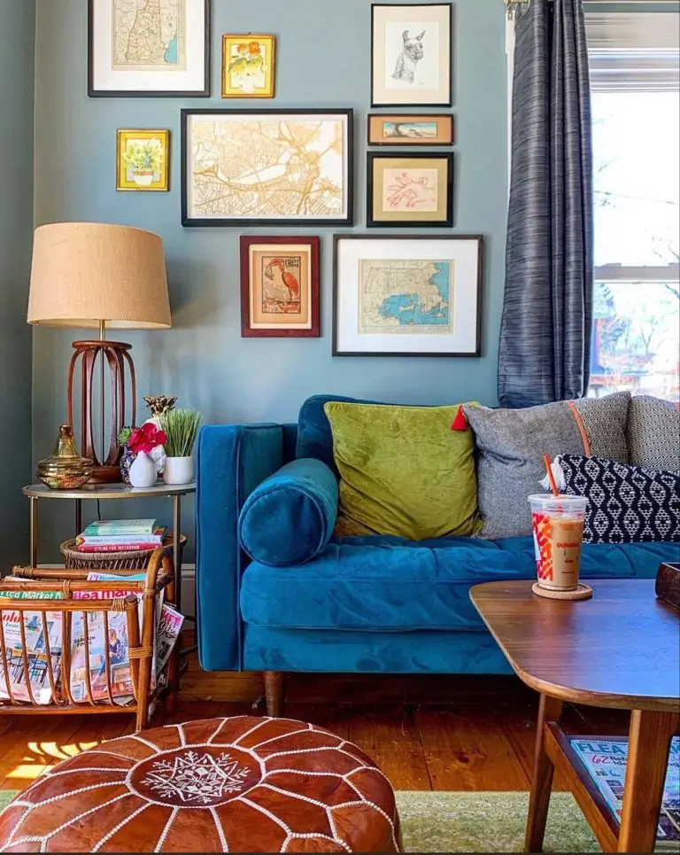 sala com sofá azul e parede azul claro e verde oliva