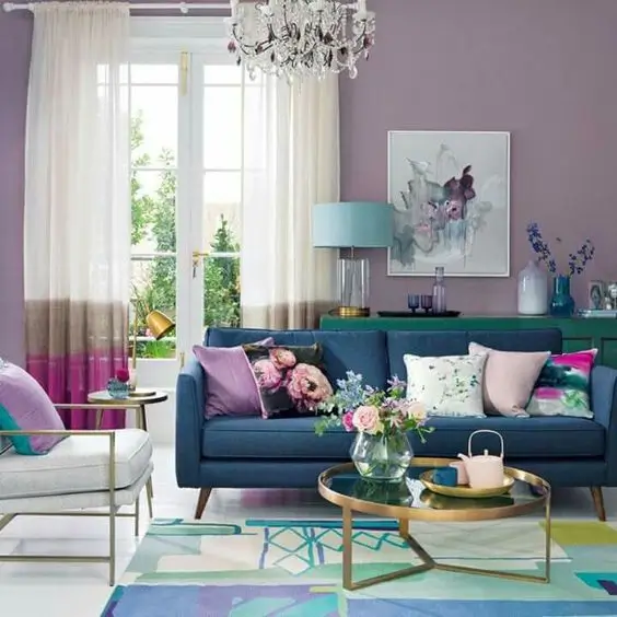 sala com sofa-azul-e-parede-lavanda