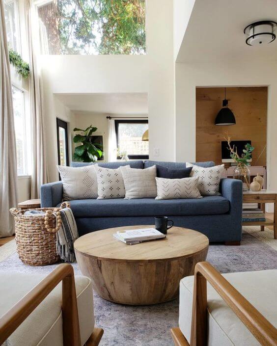 sala com sofá azul e mesa de centro de madeira
