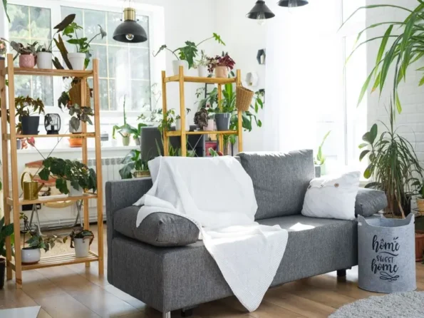 sala com sofá cinza e manta branca